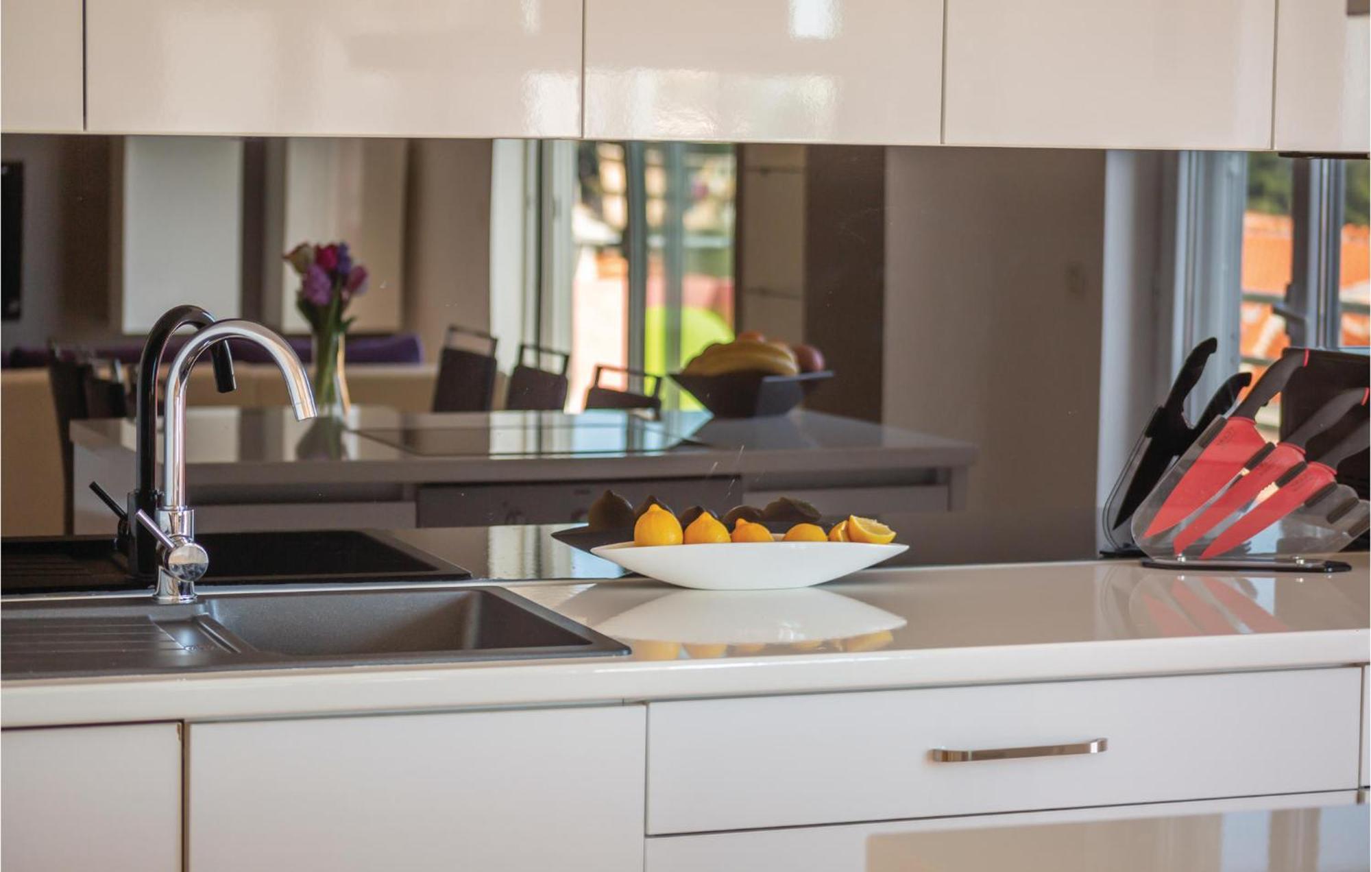 Lovely Apartment In Makarska With Kitchenette Exterior foto
