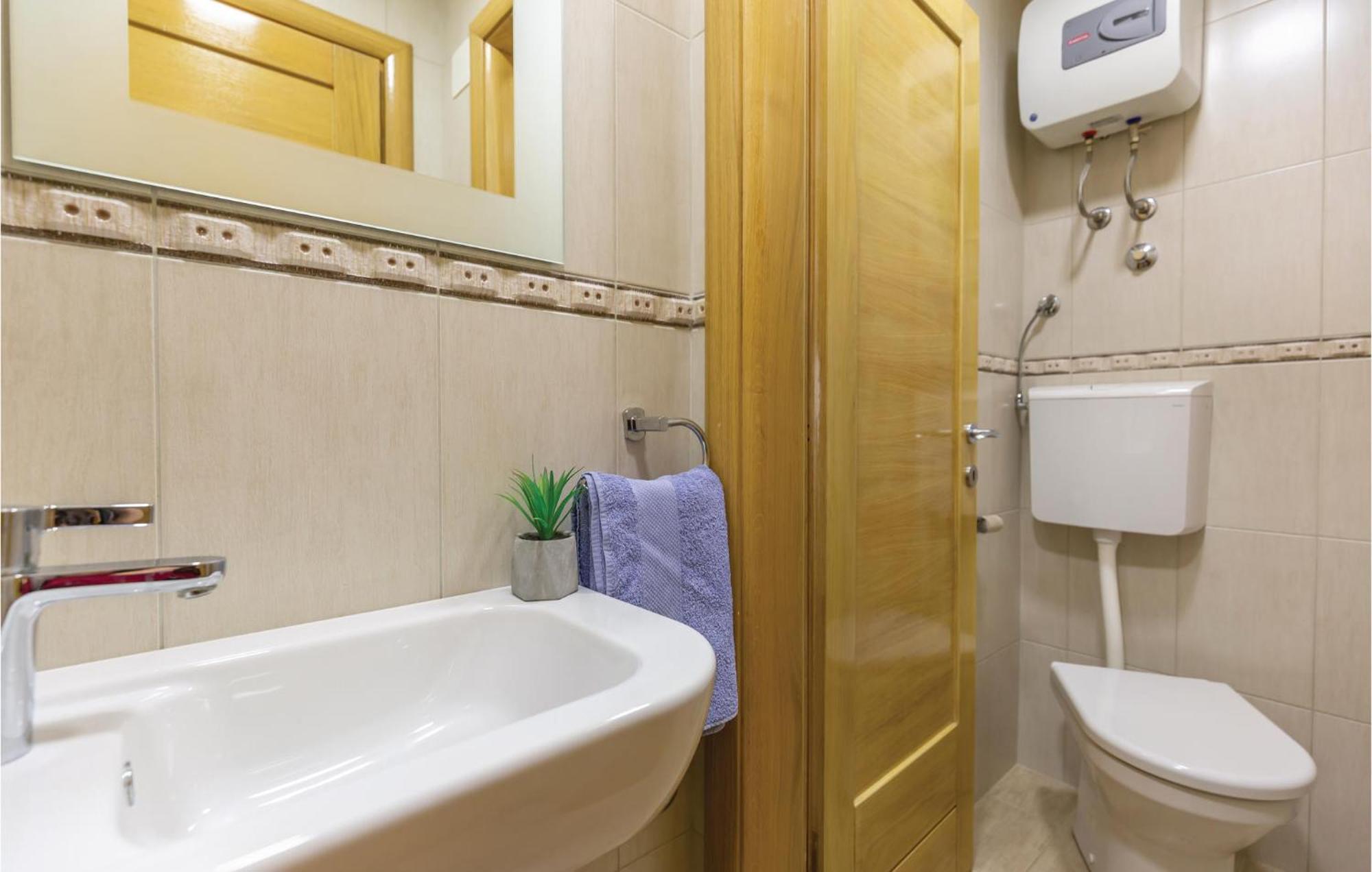 Lovely Apartment In Makarska With Kitchenette Exterior foto