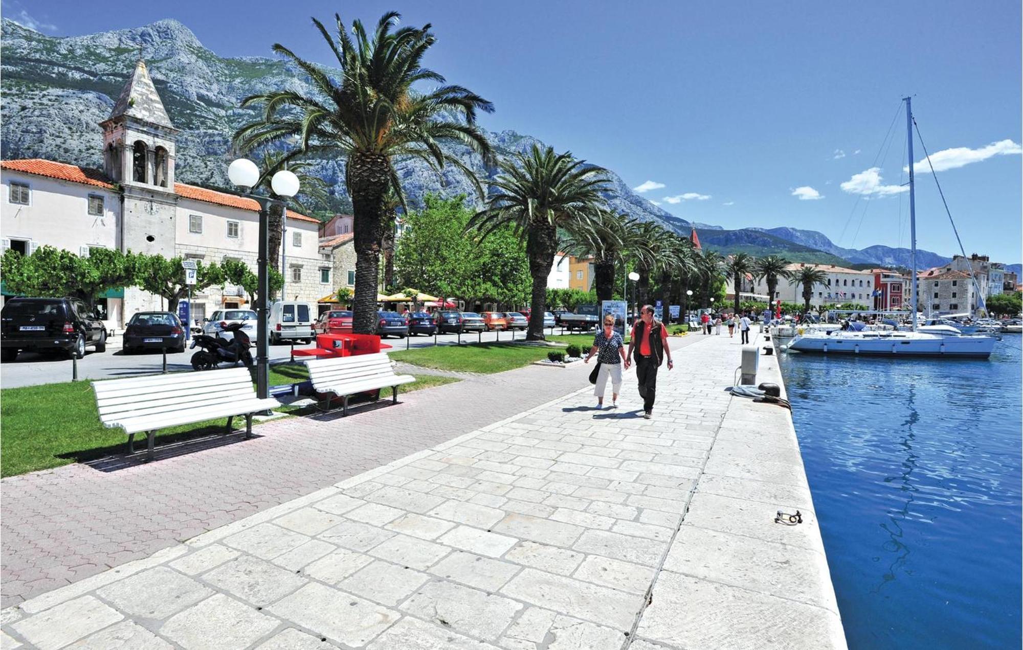 Lovely Apartment In Makarska With Kitchenette Exterior foto